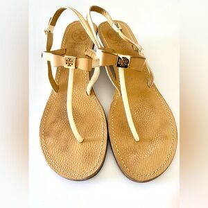Tory Burch Kailey Tan & Cream Patent Bow Gold Logo Thong Wedge Sandals 9.5 M